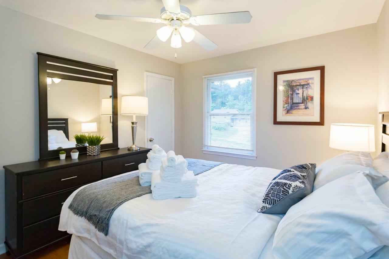 Luxury Home W/Gameroom Kingsizebed Near Six Flags Остел Екстериор снимка